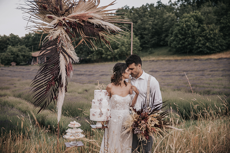 wedding arch, boho wedding arch, country wedding, lavender field wedding inspiration, wedding cake, matrimonio campo lavanda, taglio torta matrimonio, matrimonio 2021